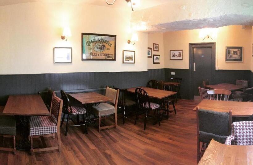 הוסטל The Coach And Horses Inn