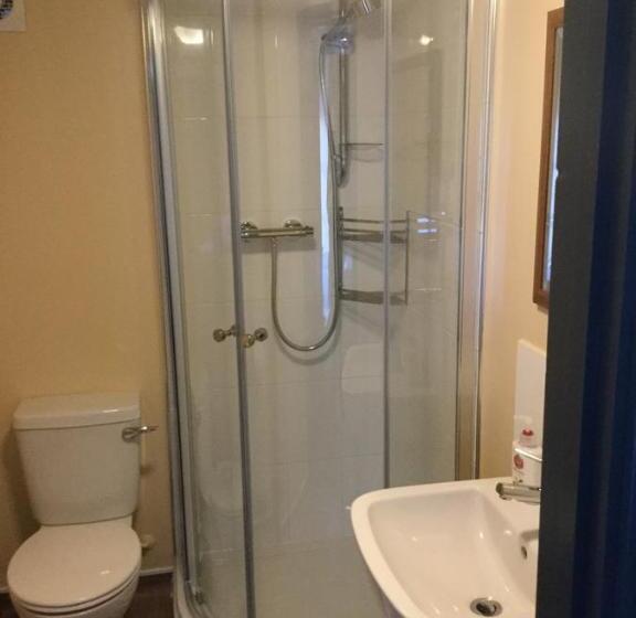 הוסטל The Coach And Horses Inn