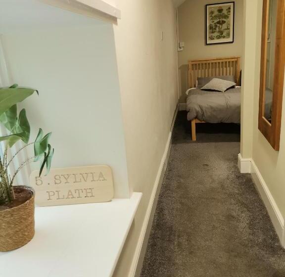 Общежитие The Cross Inn