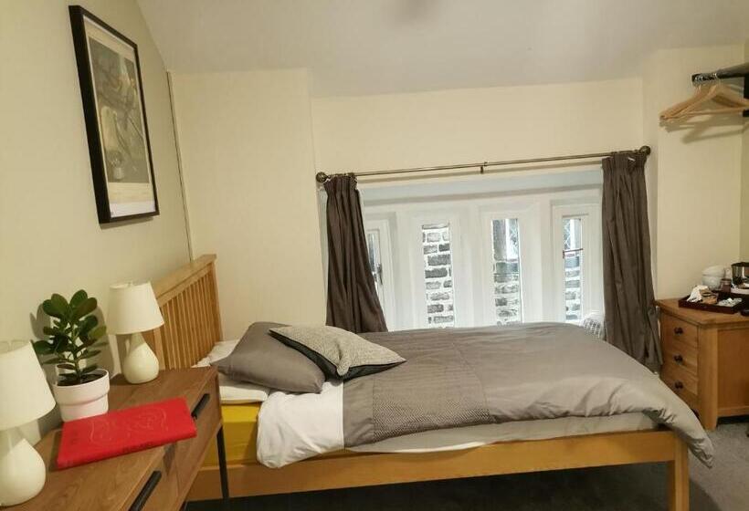 Общежитие The Cross Inn