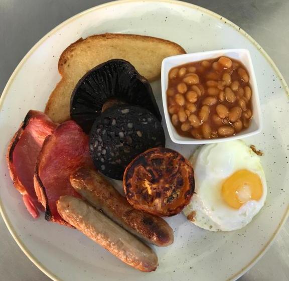 הוסטל The White Bull Country Inn & Dining