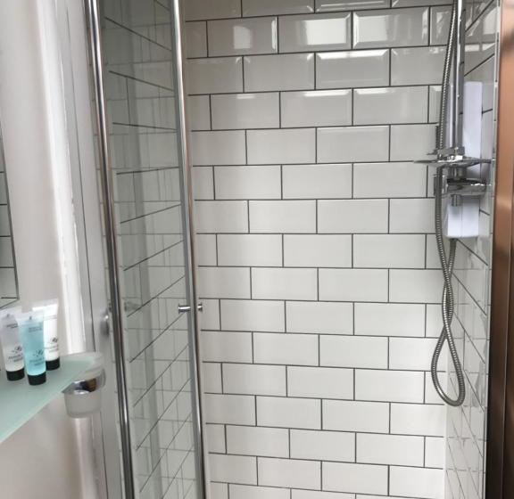 הוסטל The White Bull Country Inn & Dining