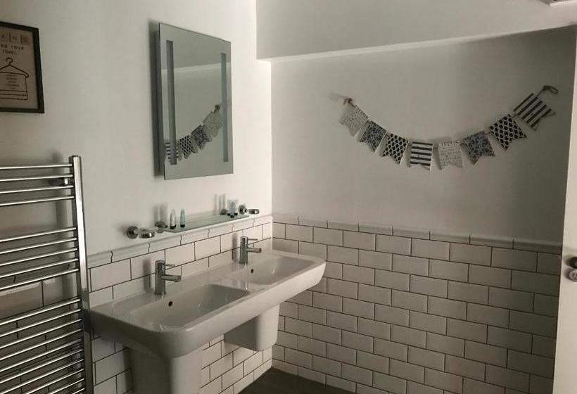 הוסטל The White Bull Country Inn & Dining