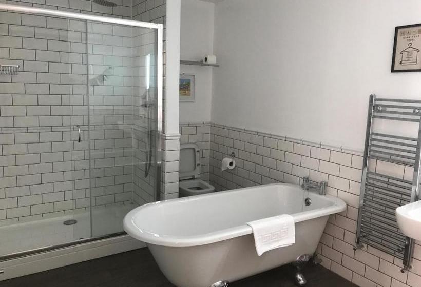 הוסטל The White Bull Country Inn & Dining