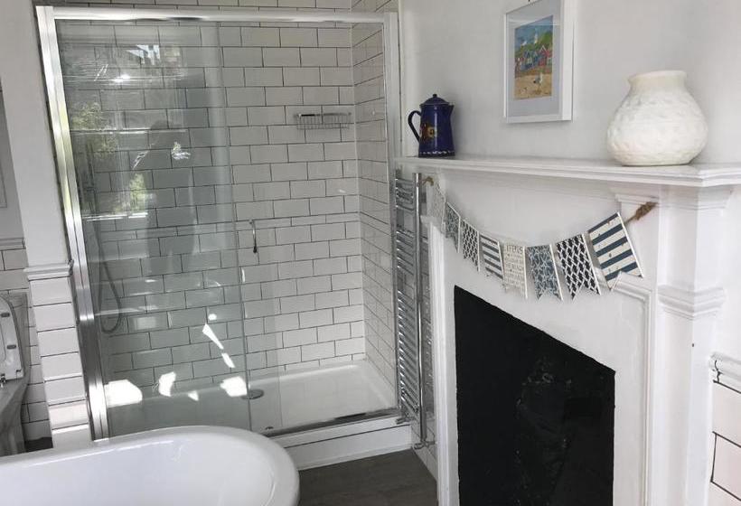 הוסטל The White Bull Country Inn & Dining