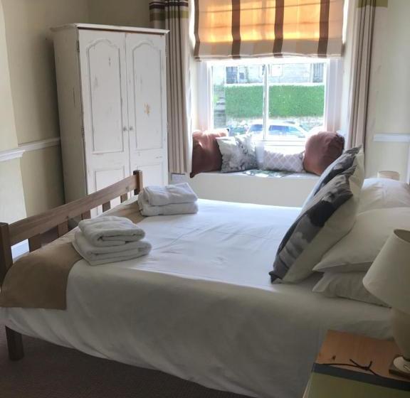 הוסטל The White Bull Country Inn & Dining