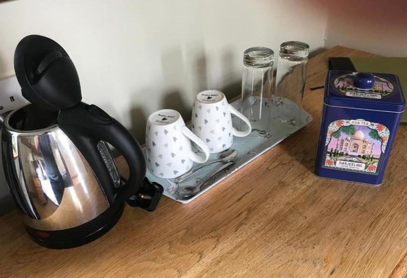 הוסטל The White Bull Country Inn & Dining