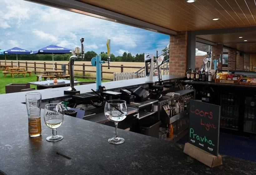 ベッドアンドブレックファースト The Queens At Horton