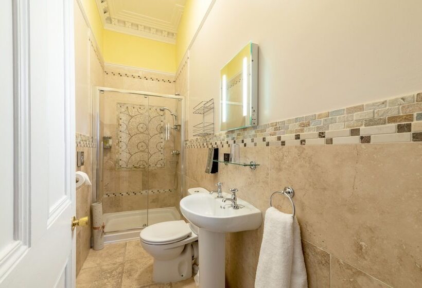 بنسيون Charades Guest House