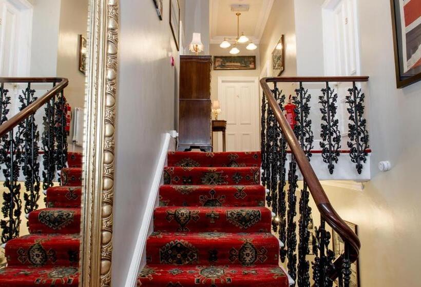 بنسيون Charades Guest House