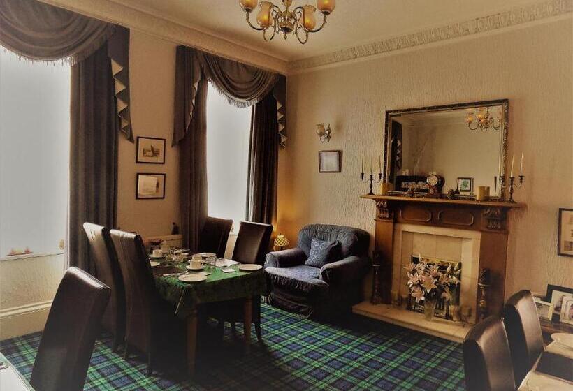 פנסיון Crawfords Guest House