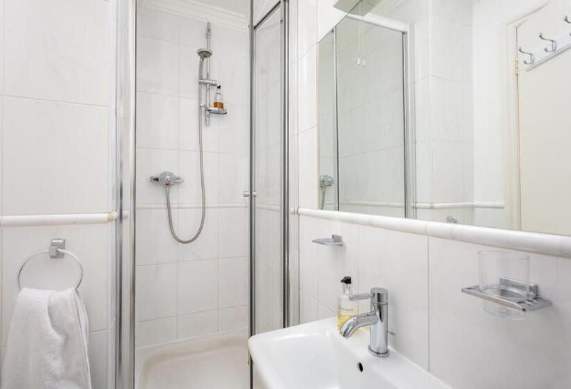 بنسيون Crossways Guest House