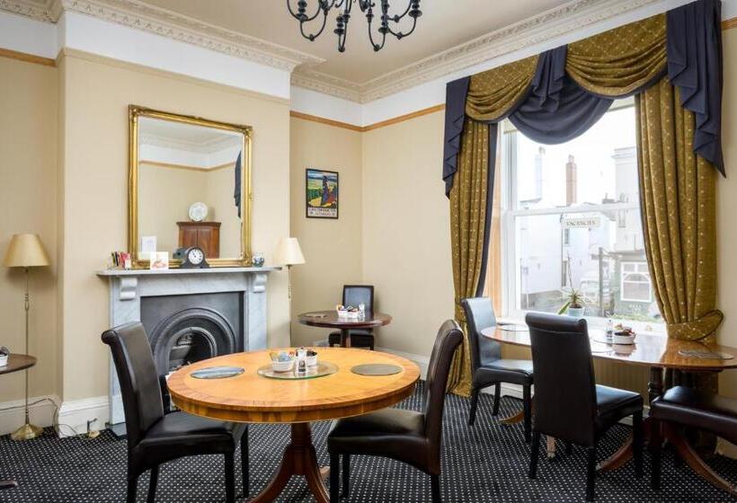 بنسيون Crossways Guest House