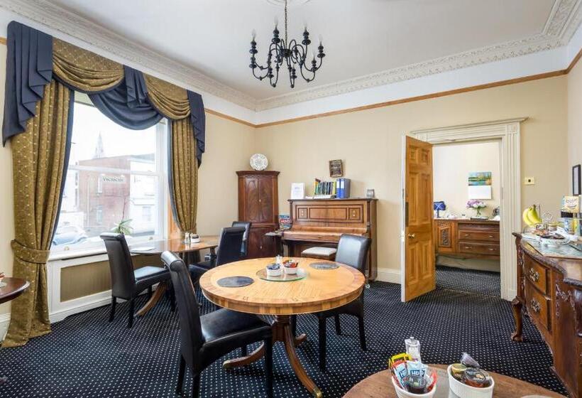 بنسيون Crossways Guest House