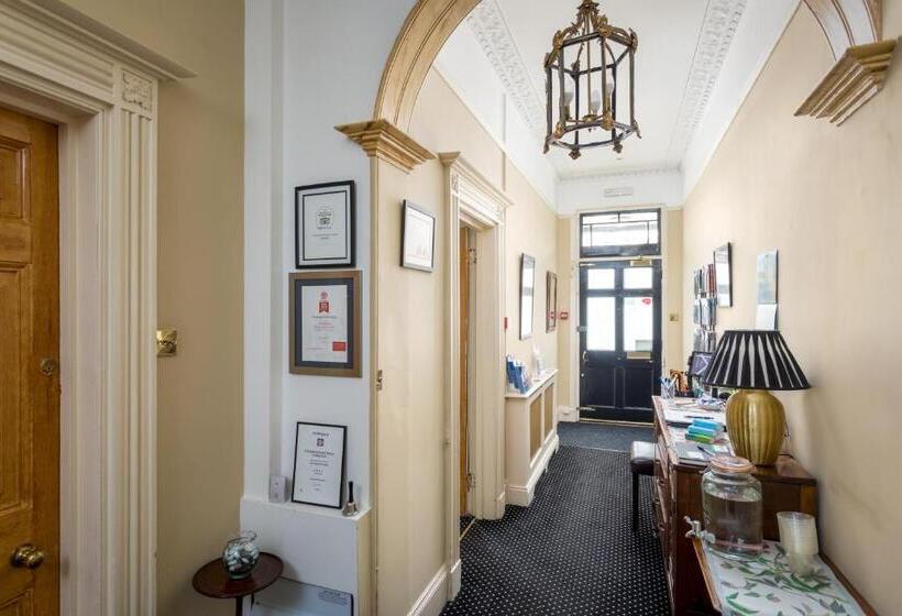 بنسيون Crossways Guest House