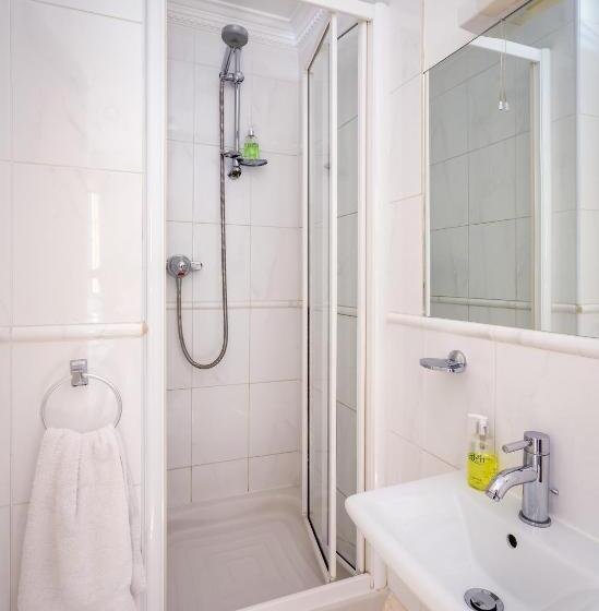 بنسيون Crossways Guest House