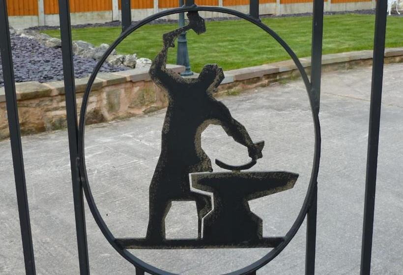 פנסיון Smithy Lodge Guest House