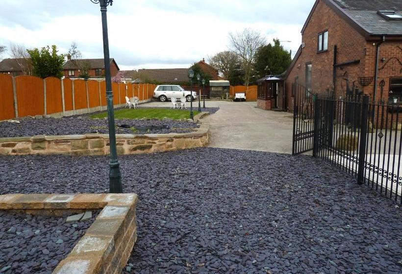 פנסיון Smithy Lodge Guest House