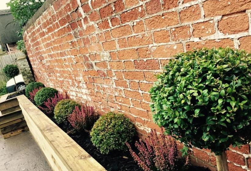 Пансион Three Crowns Guest House