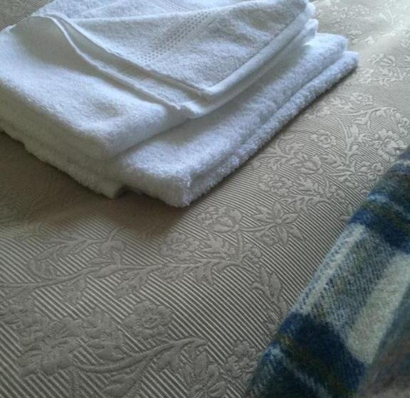 Пансион Three Crowns Guest House