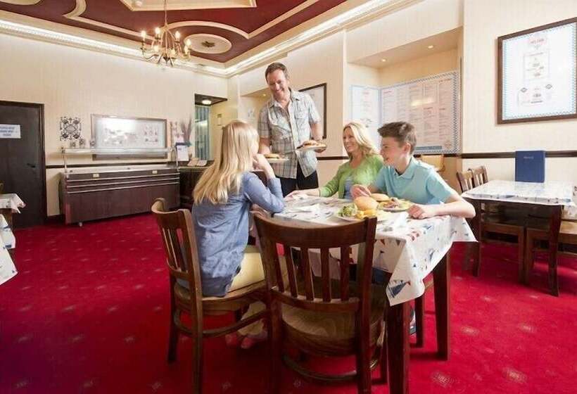 リゾートホテル Trelawne Manor Holiday Park