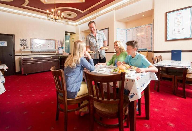 リゾートホテル Trelawne Manor Holiday Park