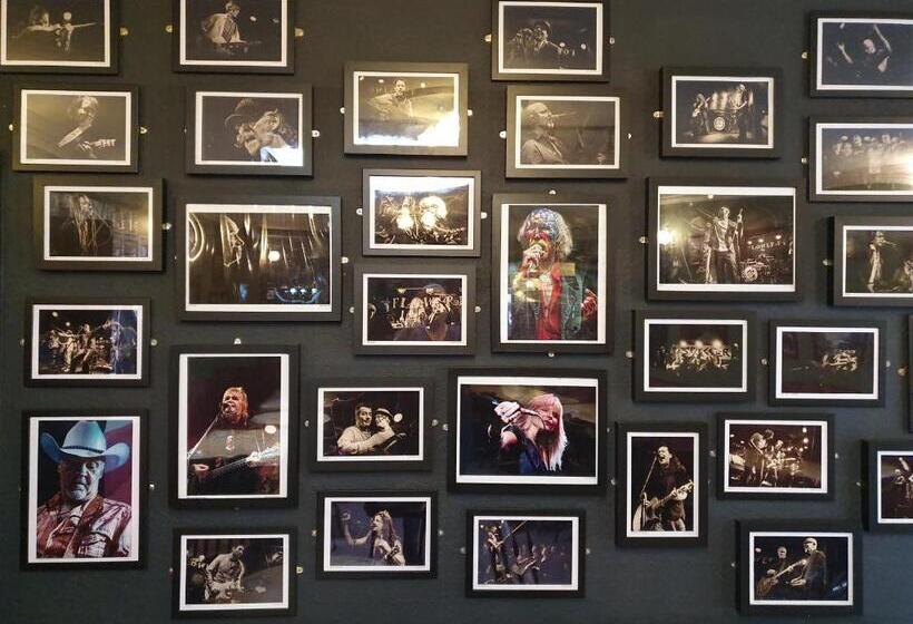 هاستل The Flowerpot