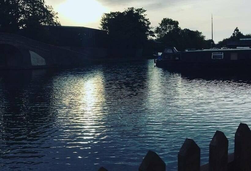 הוסטל The Watersedge, Canal Cottages