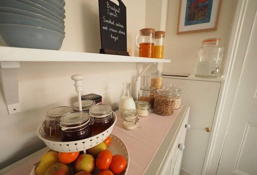 تختخواب و صبحانه Cowrie Guest House