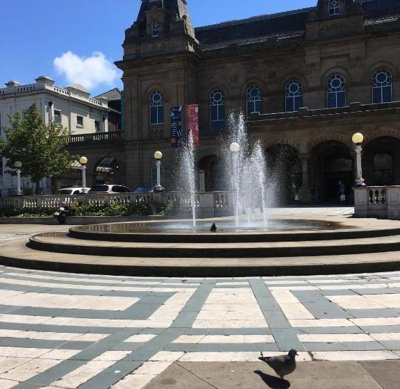 بنسيون Adelphi Guest House