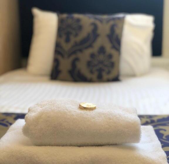 بنسيون Adelphi Guest House