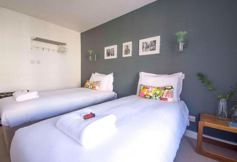 ペンション Dog And Whistle Pub