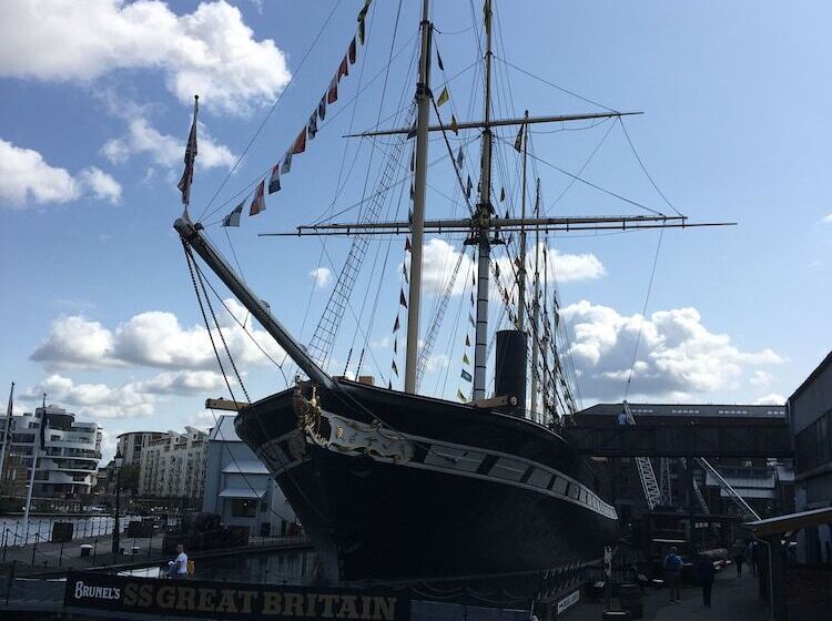 Пансион Great Ashley Farm Bed And Breakfast & Shepherds Huts
