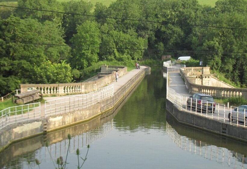 Пансион Great Ashley Farm Bed And Breakfast & Shepherds Huts