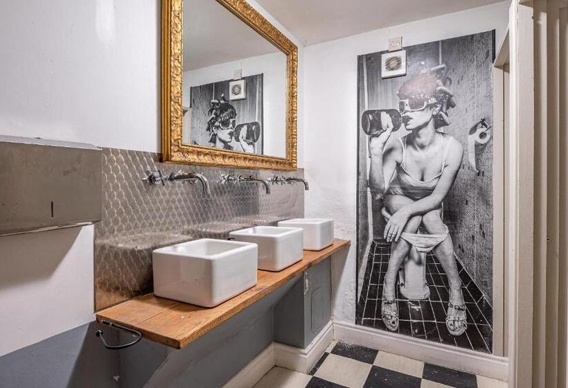 פנסיון Moonfleet Boutique