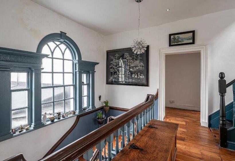 פנסיון Moonfleet Boutique