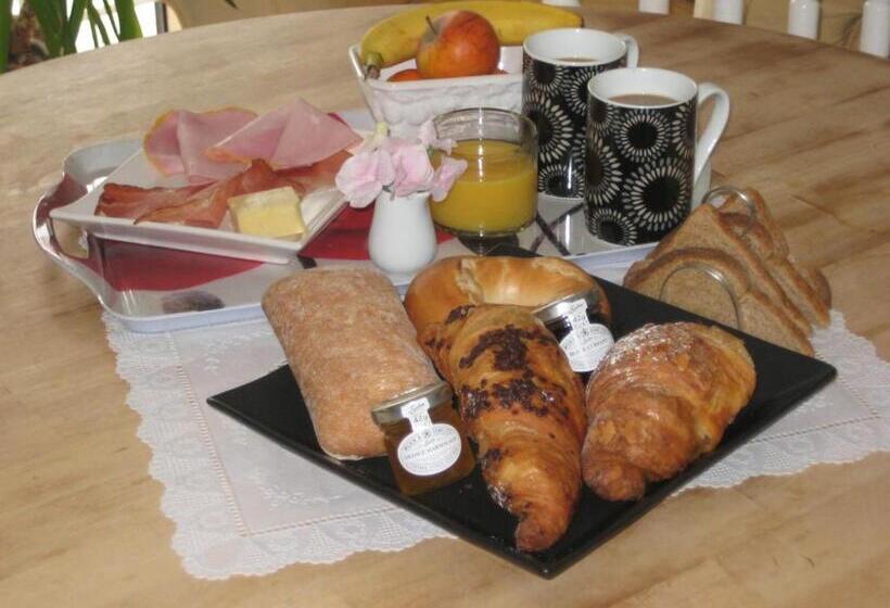 Пансион Tanglewood Gatwick Bed & Breakfast