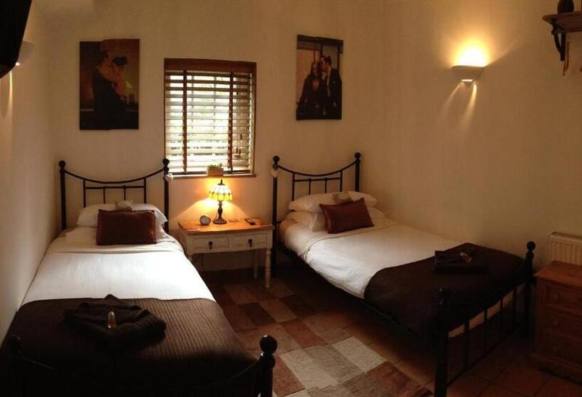 Пансион Tanglewood Gatwick Bed & Breakfast