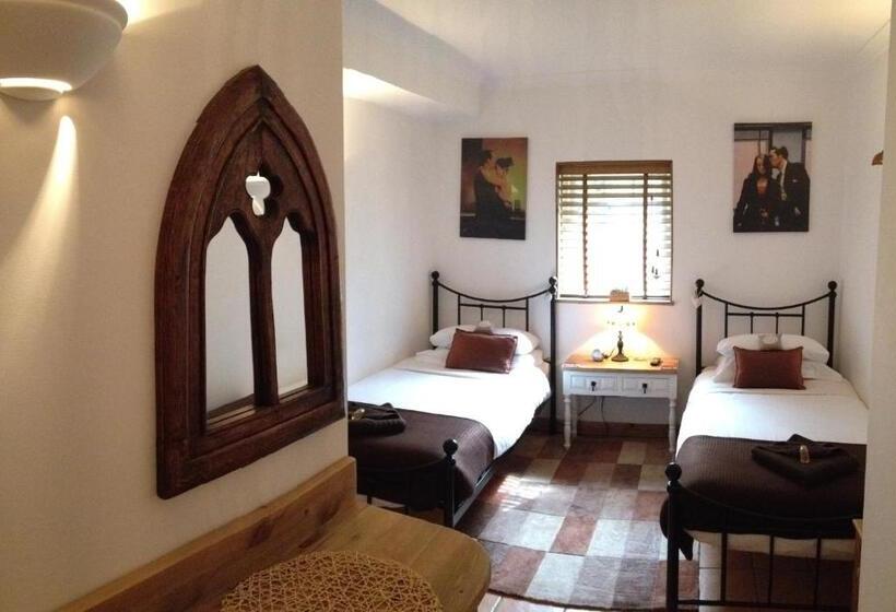 Пансион Tanglewood Gatwick Bed & Breakfast