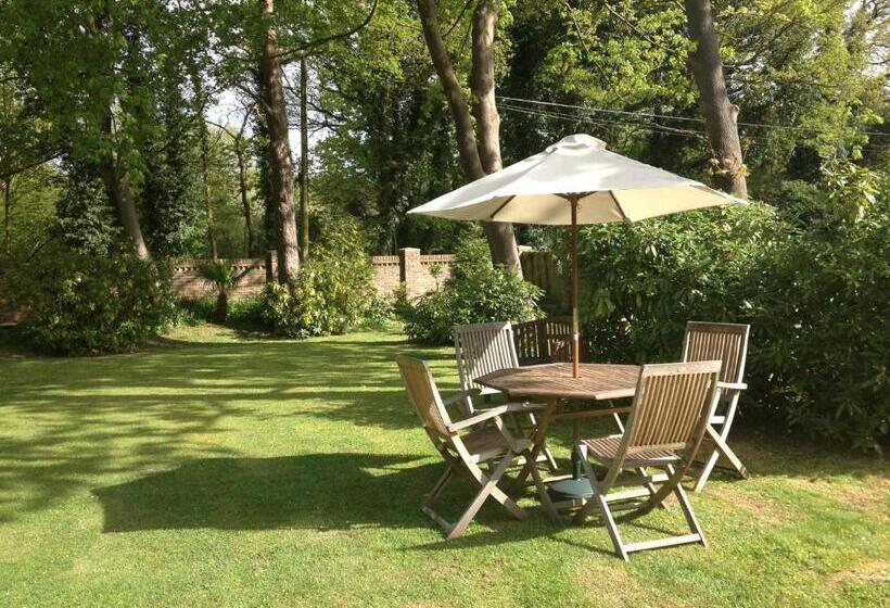 Пансион Tanglewood Gatwick Bed & Breakfast