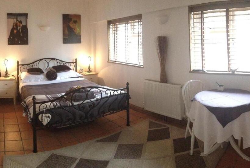 Пансион Tanglewood Gatwick Bed & Breakfast