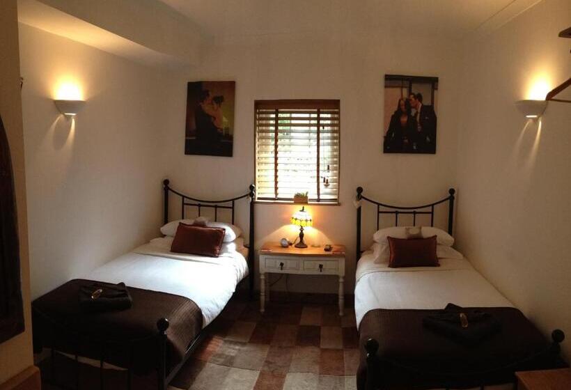 Пансион Tanglewood Gatwick Bed & Breakfast