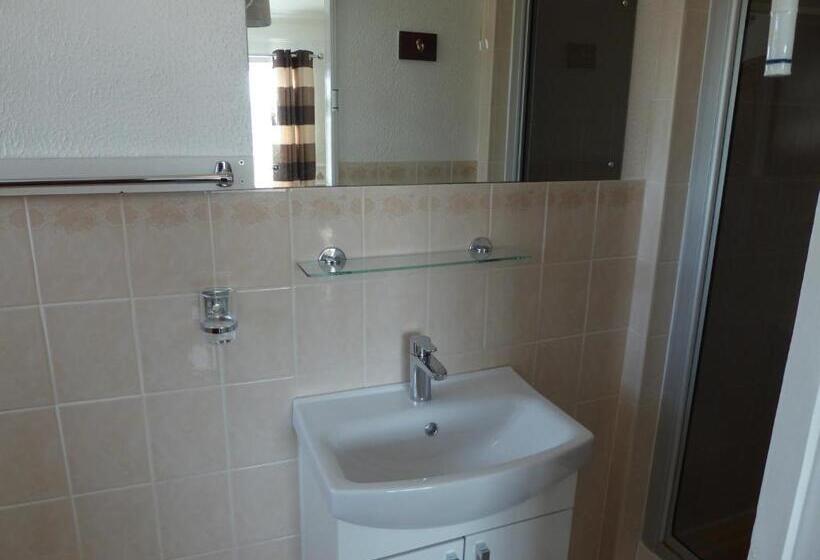 ペンション The Denewood