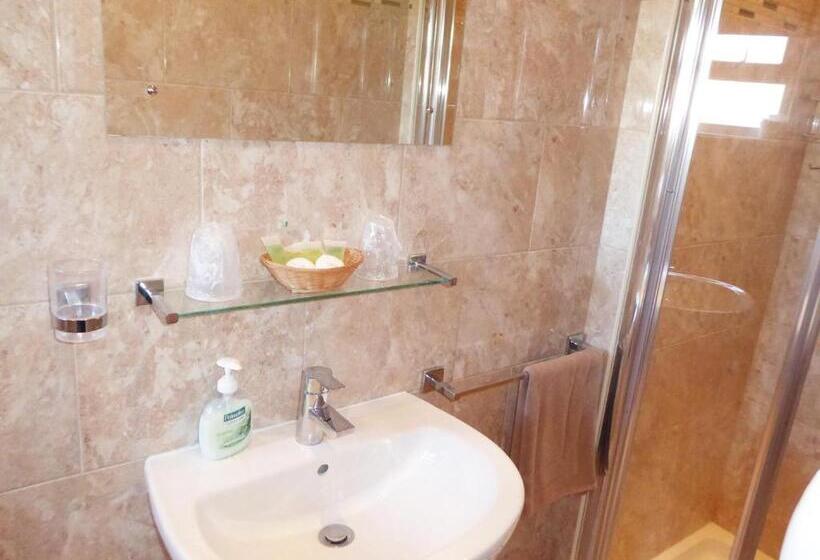 ペンション The Denewood