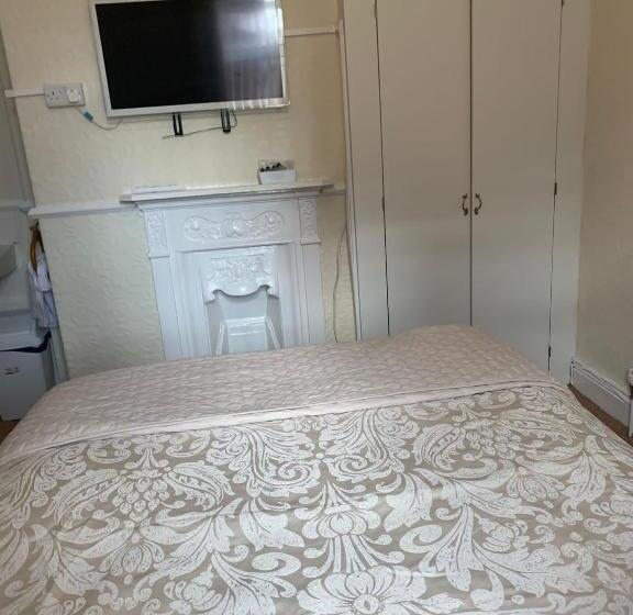 Пансион The Pines Guest House