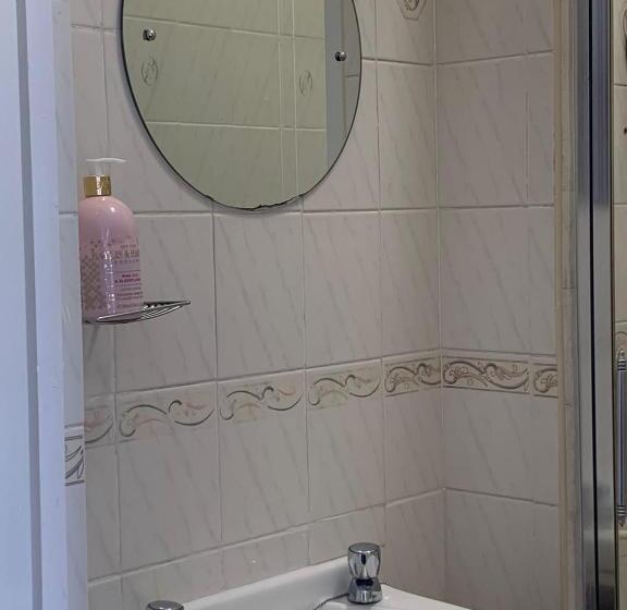 Пансион The Pines Guest House