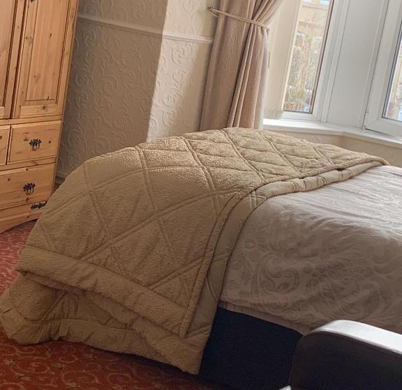 Пансион The Pines Guest House