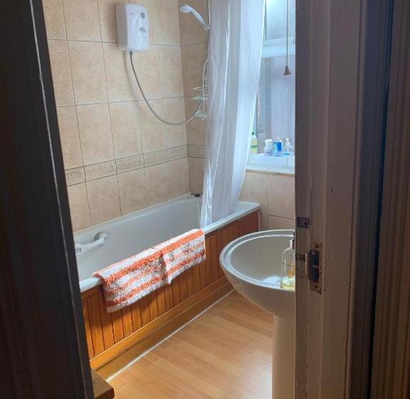 Пансион The Pines Guest House