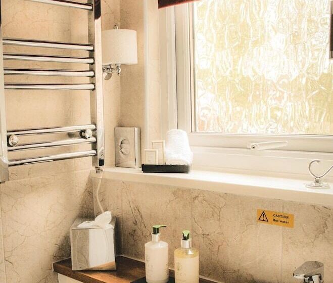 פנסיון West End Guest House