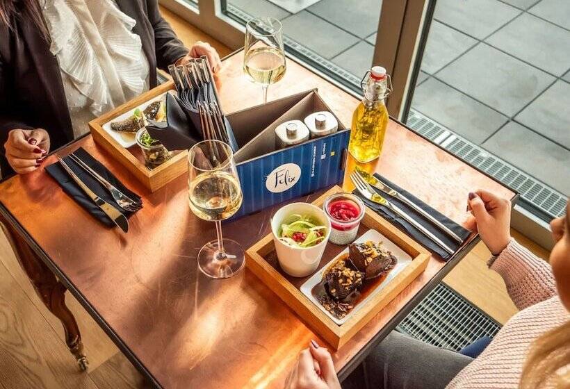 Felix Suiten Am Augustusplatz